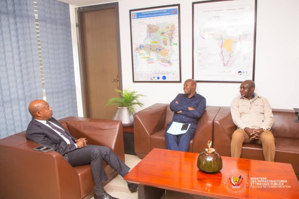 img-20250416-wa00304967309291491769786-1024x682 Kinshasa - Haut-Uele : Une réunion de haut niveau entre le Ministre des ITPR, Alexis Gisaro et le Gouverneur Jean Bakomito Gambu pour débloquer les chantiers prioritaires