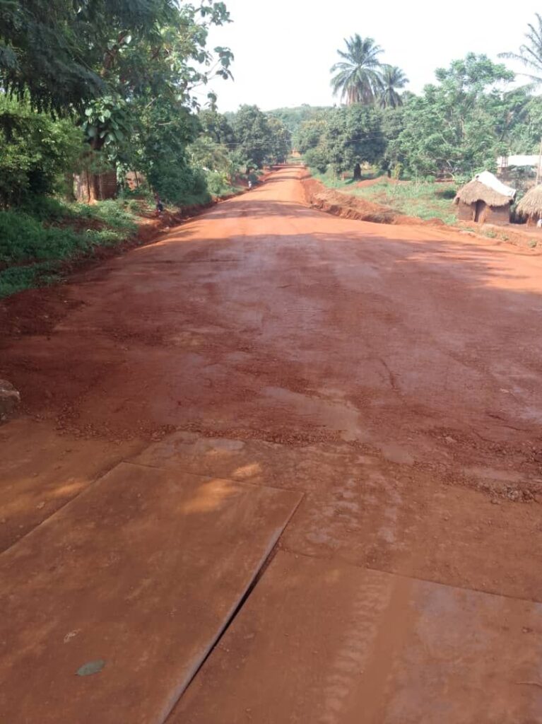 img-20250426-wa02968761820405204702810-767x1024 Watsa: la Fondation AGASA réhabilite une route menant à la paroisse Sainte Mère de Dieu
