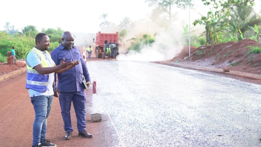 img-20250427-wa01855320972315534765755-1024x576 Haut-Uele : le Conseiller Spécial du Gouverneur en charge des ITPR sur terrain à Matari pour constater de visu la transformation de la voirie urbaine d'Isiro