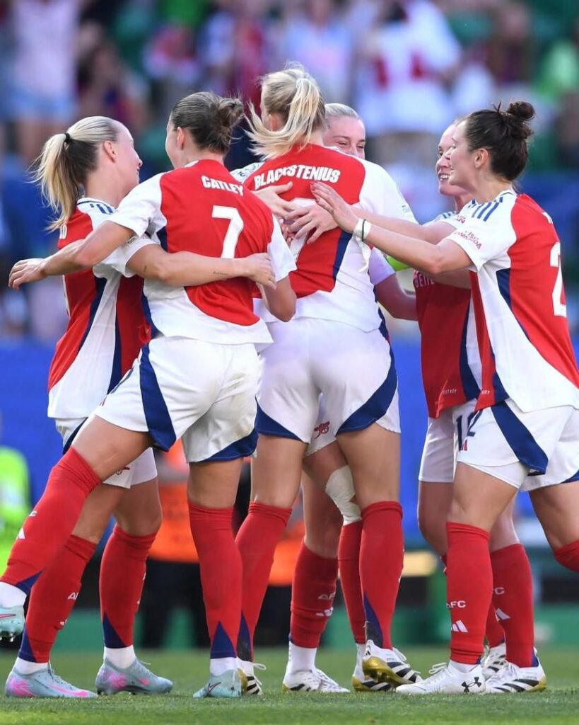 10000109381721130948934933513-819x1024 Arsenal remporte la Ligue des Champions Féminine 2025 face au FC Barcelone