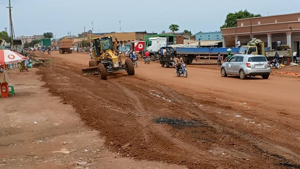 10000224146397851183655558947-1024x576 Ituri/Infrastructures : le gravillonnage de la route d’Ariwara suscite l’enthousiasme des bénéficiaires
