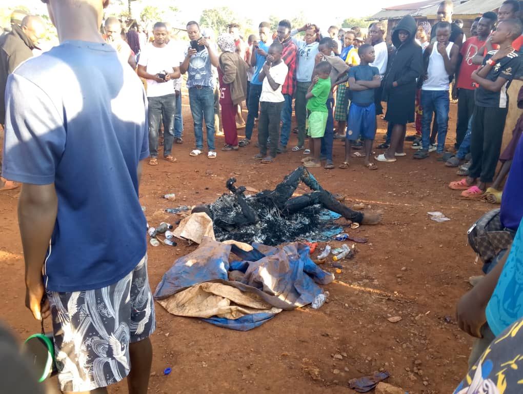 img-20250502-wa0017415195392548486296 Haut-Uele/Watsa : un présumé voleur brûlé vif à Moku, les autorités locales condamnent