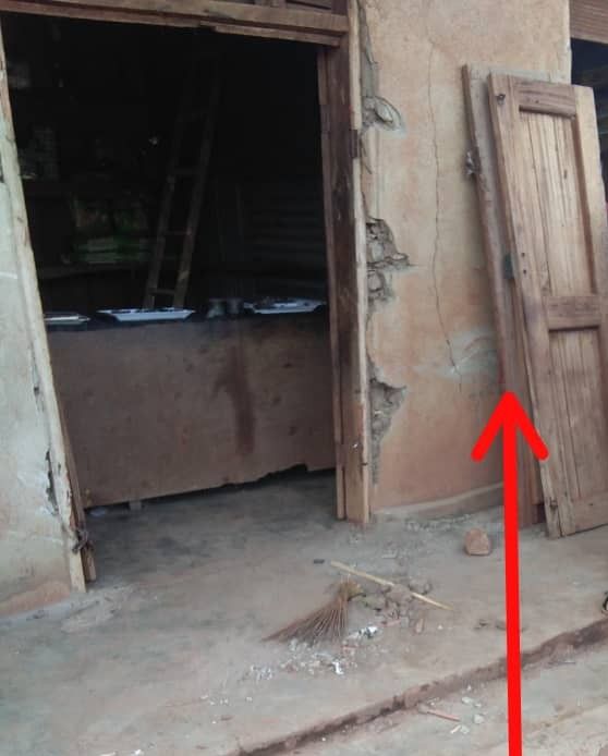 img-20250502-wa010328817338817534380103 Watsa : des malfrats emportent de l’or et de l’argent après avoir arraché la porte d’une maison de commerce à Wanga