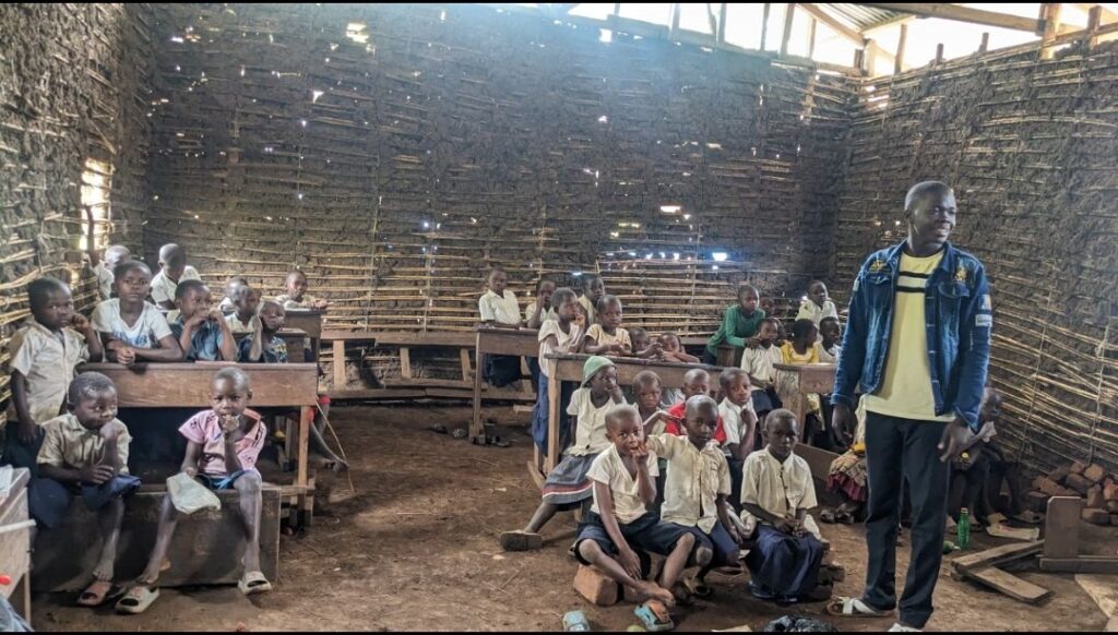 img-20250507-wa01642993266032698106192-1024x582 Ituri : malgré un bilan jugé positif, à l’école primaire Kirenge dans le groupement Tchini ya Kilima, les élèves étudient à même le sol