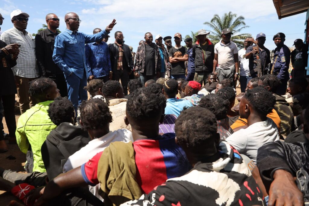 img-20250508-wa0250422991724645887094-1024x682 Haut-Uele : Une vingtaine de présumés malfaiteurs présentés par la police au vice-gouverneur Christophe Dara à Wanga