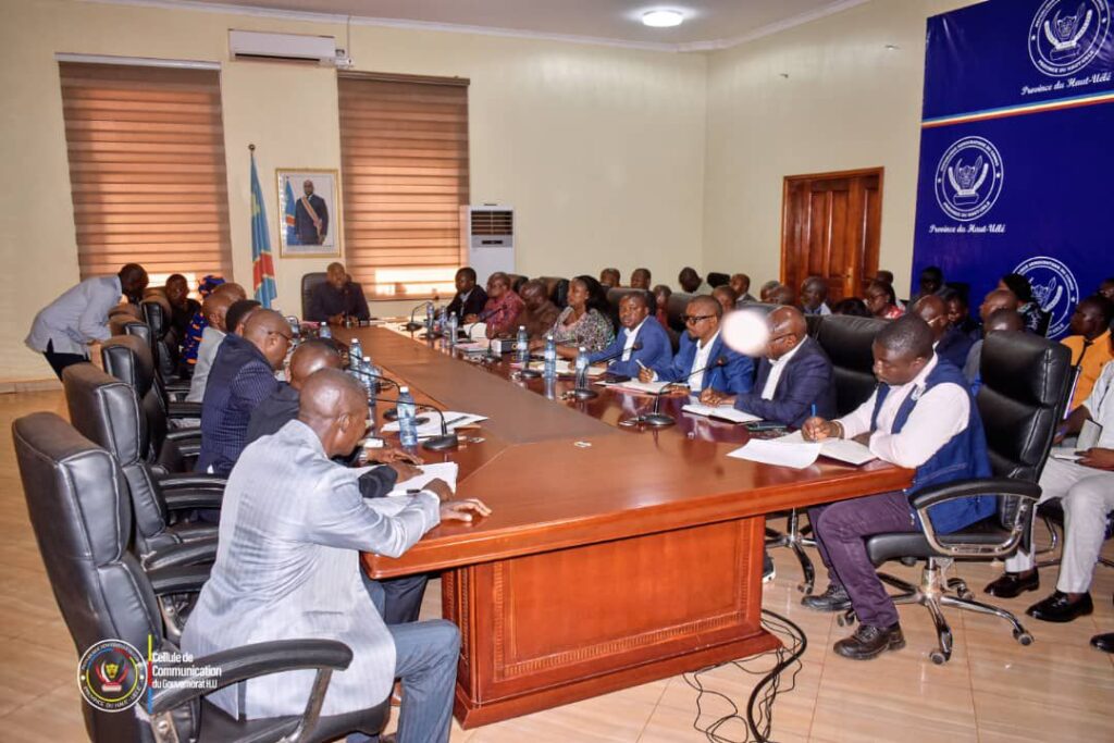 img-20250510-wa01724709798577817621321-1024x683 Haut-Uele : le Gouverneur Jean Bakomito appelle les chefs de services étatiques à une collaboration étroite avec les ministres provinciaux pour renforcer l'administration