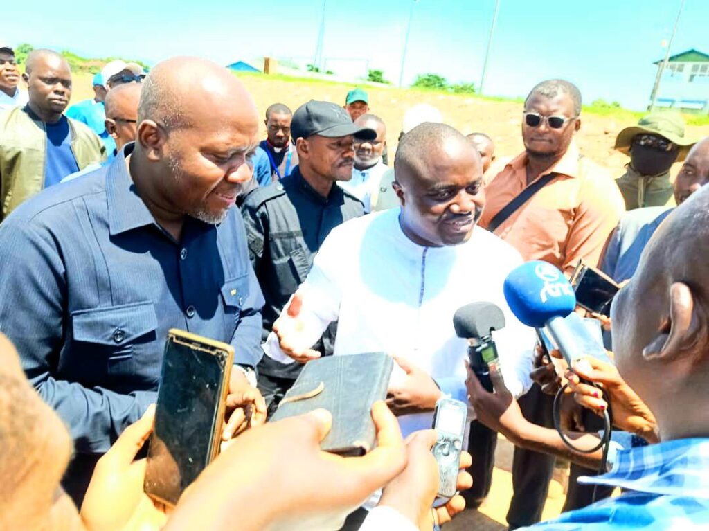 img-20250513-wa012727078972975109949282-1024x767 Haut-Uele : le ministre d'État Muhindo Nzangi accueilli en grande pompe à Watsa, en route pour un meeting populaire
