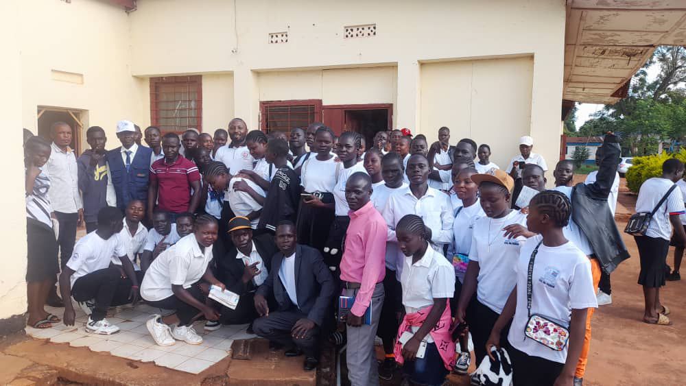 img-20250514-wa03047816138222782211377 Ituri/Éducation : la DGI Aru expose ses quatre missions aux élèves de l’Institut Ariwara CECA-20 lors d’une visite guidée