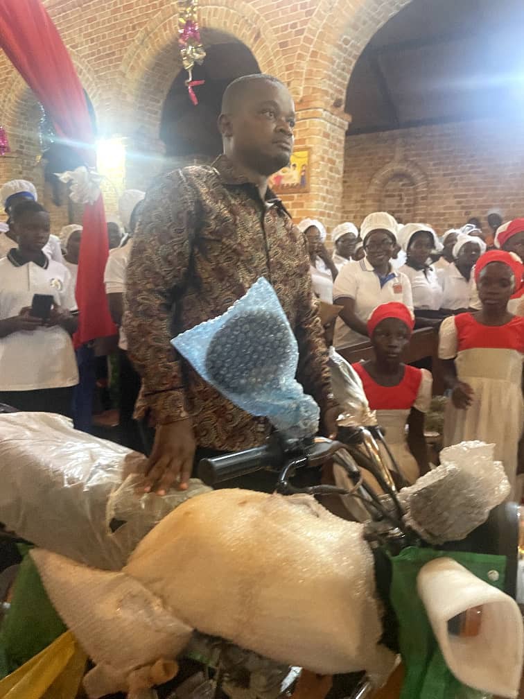 img-20250519-wa00668442880026145538699 Bas-Uele/Viadana : la dynamique Jacques Titako offre une moto neuve au père Antoine Ekpangba, ordonné prêtre Dominicain