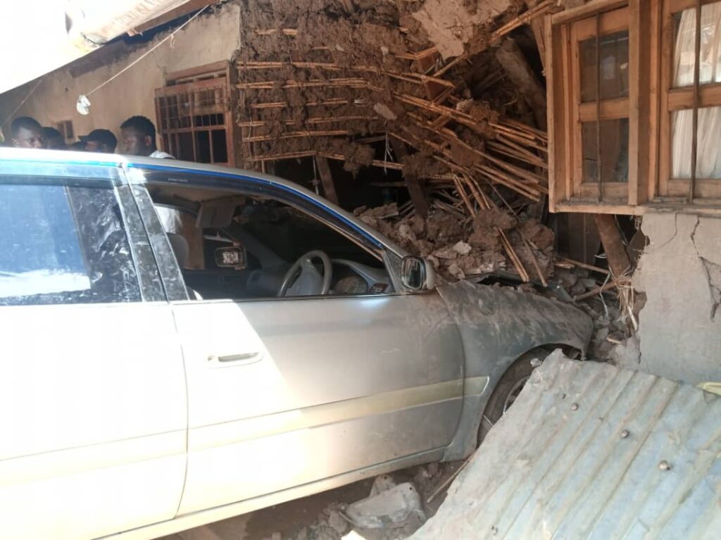 img-20250521-wa02025598579657985682757-1024x767 Bunia : une voiture termine sa course dans une maison à Kindia