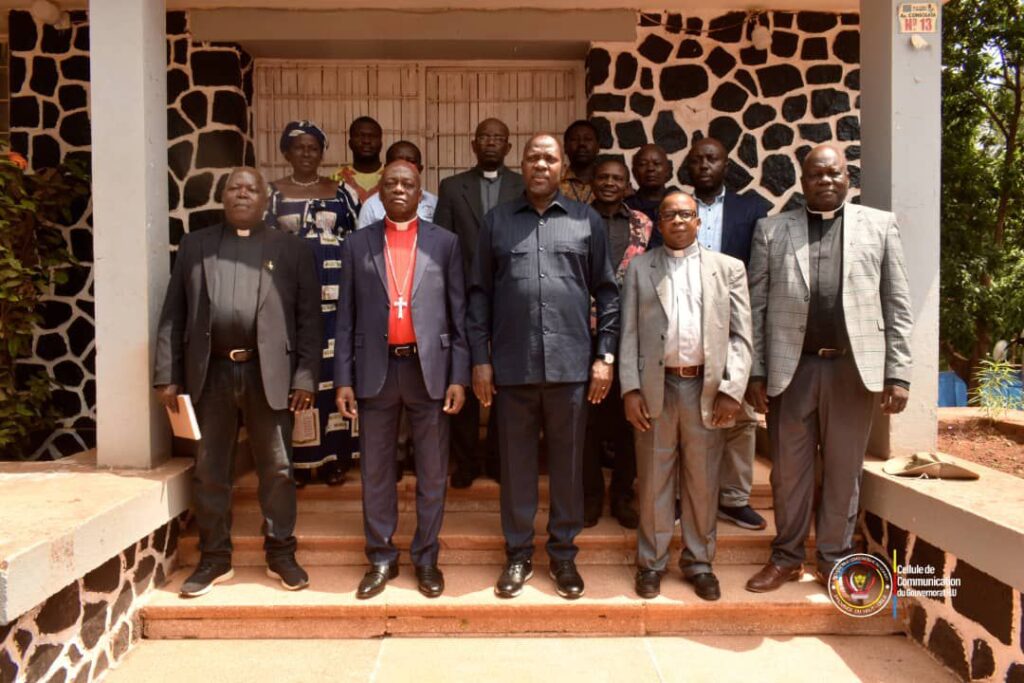 img-20250530-wa04761550996128556130793-1024x683 Isiro : l'évêque de l'ECC Ituri et Haut-Uele reçu par le Gouverneur Jean Bakomito Gambu pour la paix et le développement