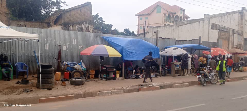 img-20250606-wa02346153582678556788445 Bunia : un immeuble abandonné, délabré met en danger la vie des commerçants et des passants en plein centre-ville