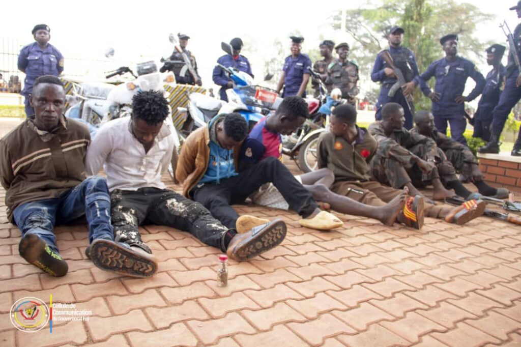 img-20250827-wa00225105457661384832154-1024x682 Haut-Uele : sept présumés criminels dont deux militaires de deuxième classe présentés au vice-gouverneur Christophe Dara, au nom de son titulaire Jean Bakomito