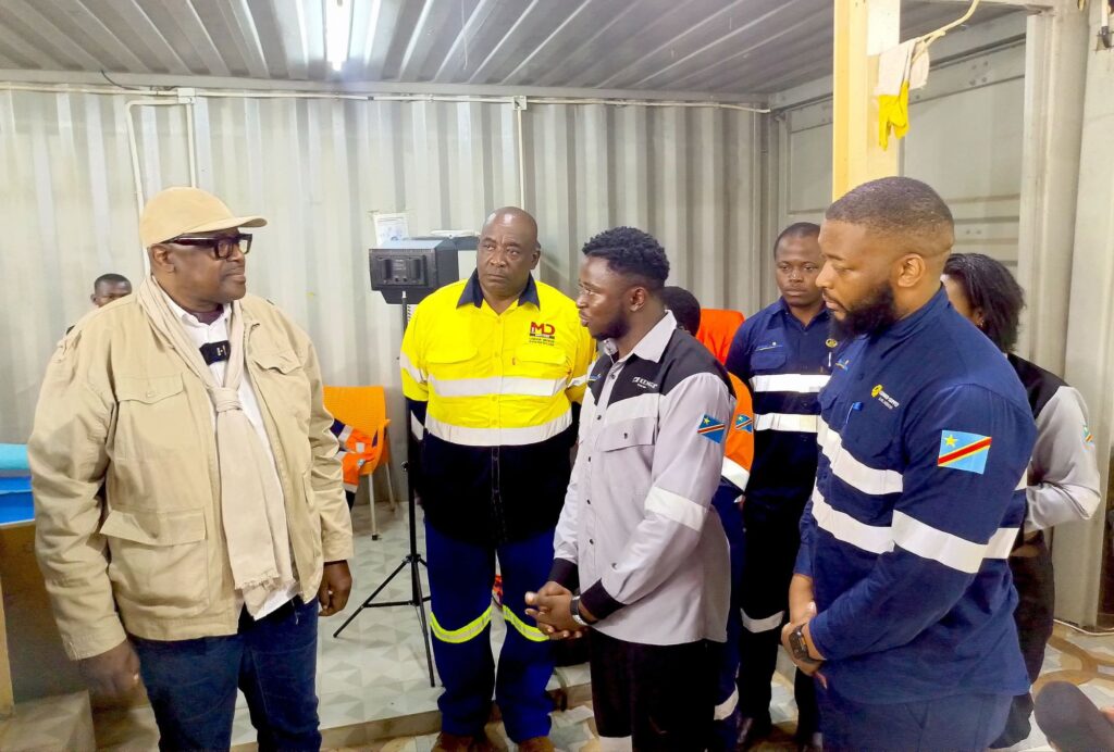 img-20251008-wa004537850549762742944-1024x692 Haut-Uélé/Watsa : le ministre national des Mines Louis Wathum Kabamba salue le pôle textile « Made in Kokiza » porté par Congo Supply