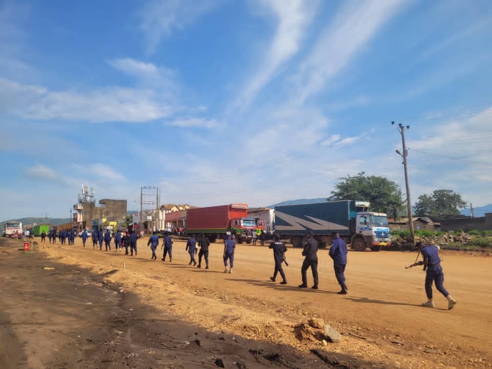 img-20251013-wa00865822653835764408450 Nord-Kivu/Kasindi : la PNC démontre sa force et sa discipline lors d’une marche tactique