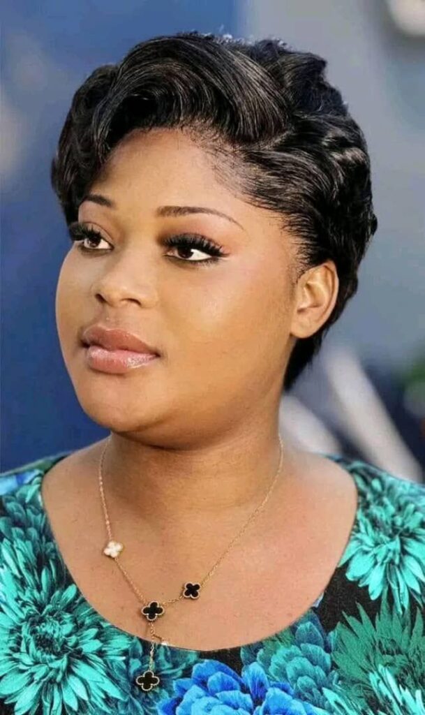 img-20251020-wa0462977252013915984656-609x1024 Kinshasa : le monde de l’éducation en deuil après le décès de Madame Bonette Élombe, l’enseignante devenue symbole de passion et de joie