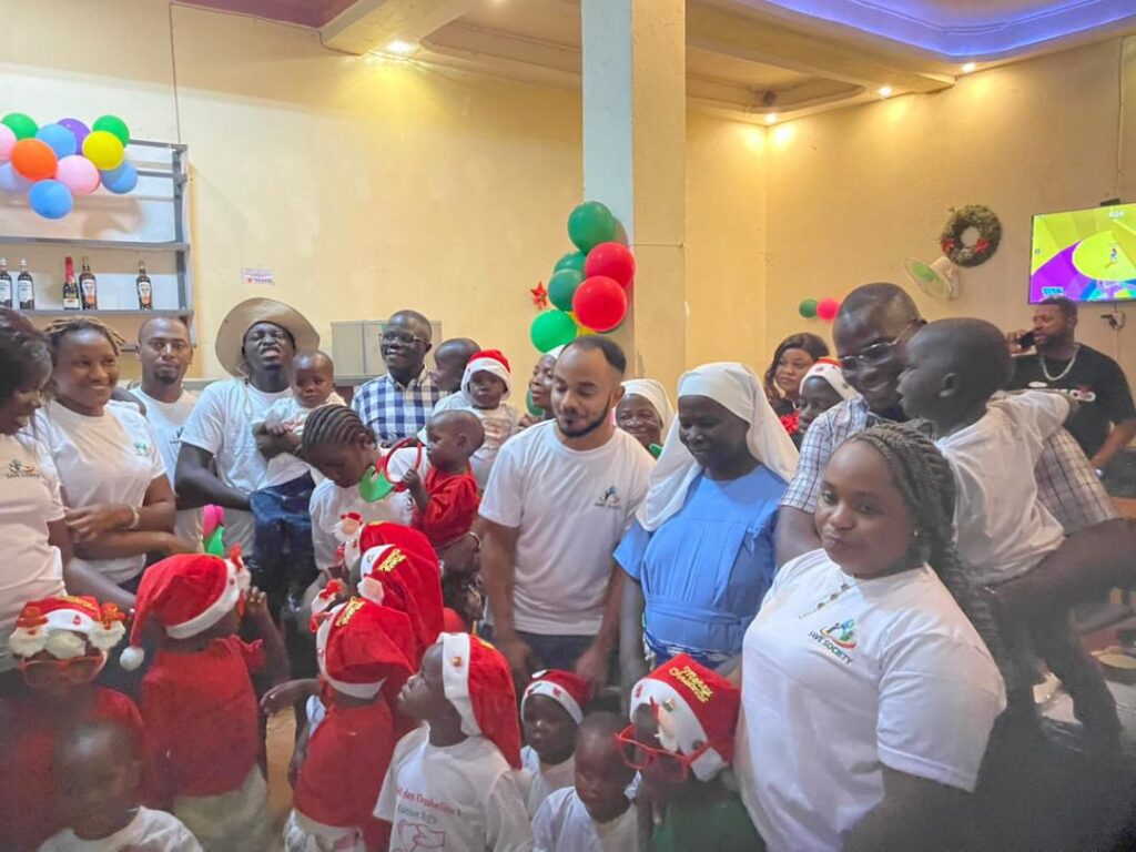 img-20251220-wa03238395933743866963594-1024x768 Watsa : à l’approche de Noël, le Resto Bar Save Saveur offre convivialité, bonheur et solidarité aux enfants orphelins de l'orphelinat Sainte Rose de Lima
