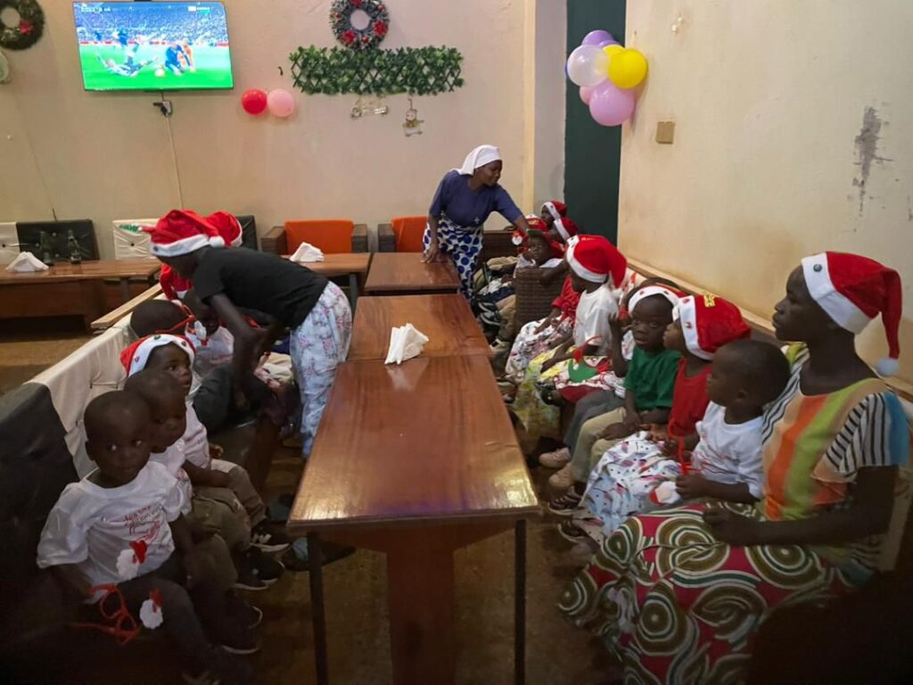 img-20251220-wa032713742699174834818002-1024x768 Watsa : à l’approche de Noël, le Resto Bar Save Saveur offre convivialité, bonheur et solidarité aux enfants orphelins de l'orphelinat Sainte Rose de Lima