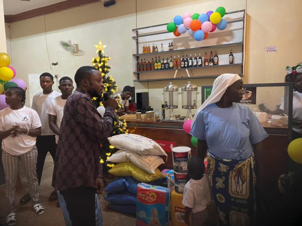 img-20251220-wa03287616478131531059737-1024x768 Watsa : à l’approche de Noël, le Resto Bar Save Saveur offre convivialité, bonheur et solidarité aux enfants orphelins de l'orphelinat Sainte Rose de Lima