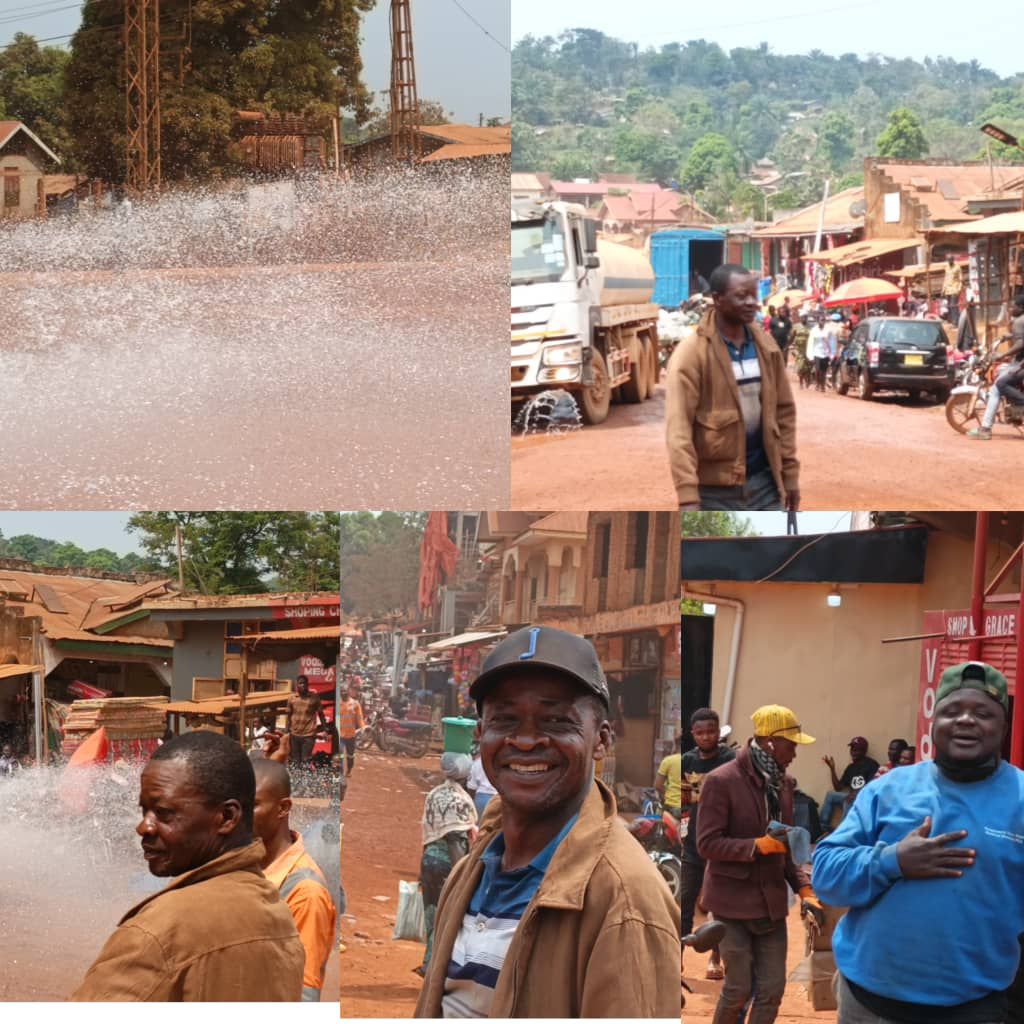 img-20251231-wa02758947351832470793354 Festivités à Watsa : le notable Rosalin Dopase embellit la cité en arrosant ses artères principales