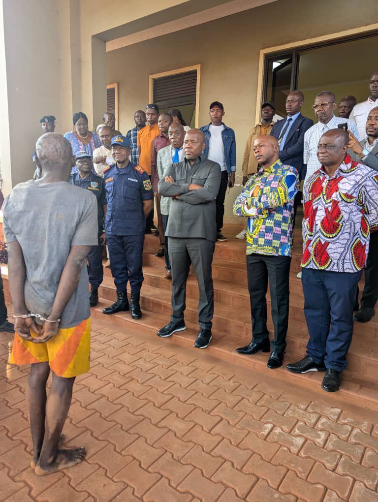 img-20260103-wa00364022690908399914904 Haut-Uele : présentation des présumés criminels arrêtés à Isiro, le Gouverneur Jean Bakomito salue l’action de la Police