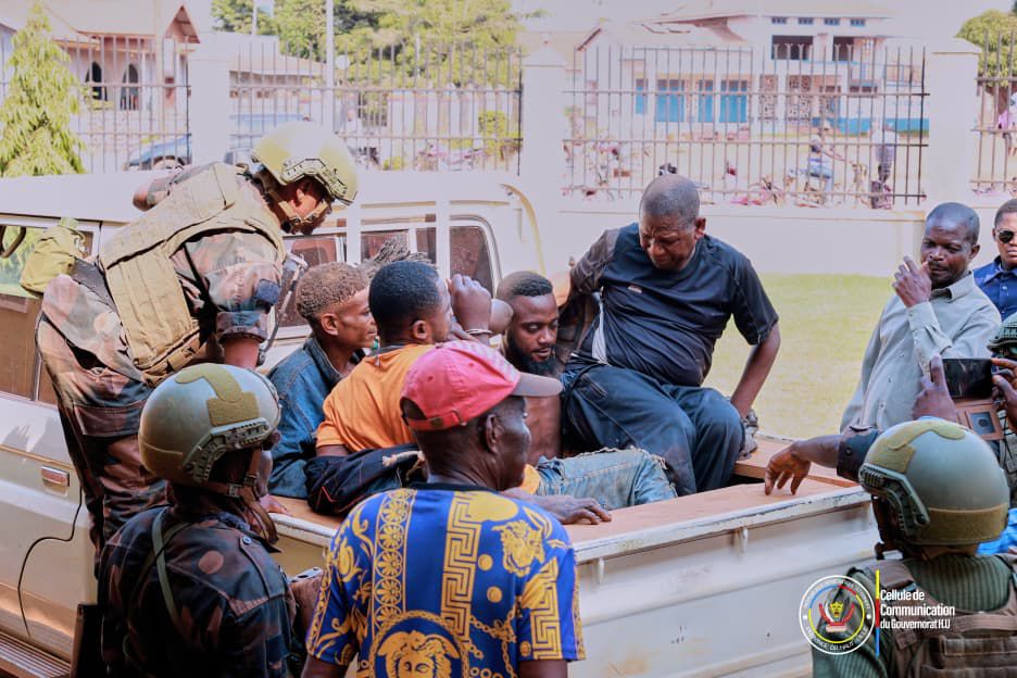 img-20260106-wa044516254845873871677626 Haut-Uele | Sécurité : cinq présumés criminels interpellés à Wamba présentés au Gouverneur Jean Bakomito à Isiro