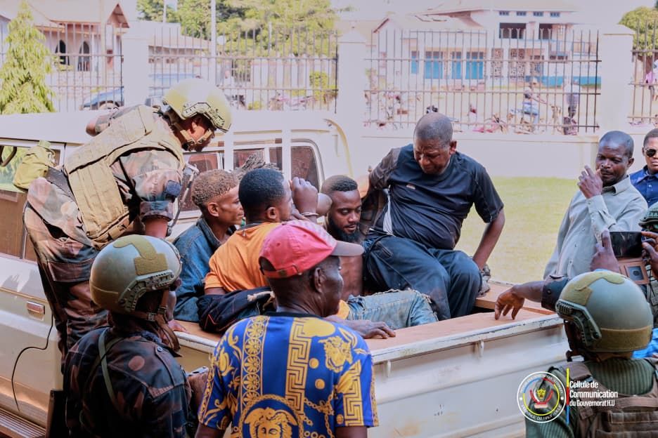 img-20260107-wa00992332441136392445060 Haut-Uele | Sécurité : cinq présumés criminels interpellés à Wamba présentés au Gouverneur Jean Bakomito à Isiro