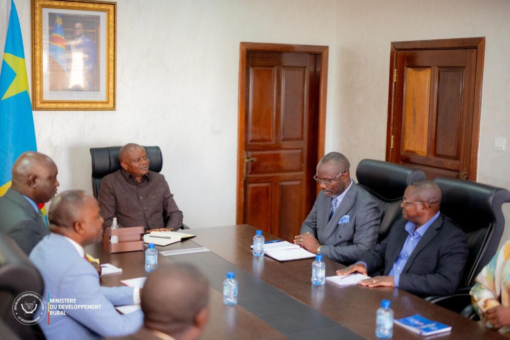img-20260109-wa00004573648769123054220-1024x684 Nation : la délégation menée par Mike Kodravelle Andati reçue par le Ministre Grégoire Mutshail Mutomb à Kinshasa pour la présentation des projets prioritaires du Haut-Uele