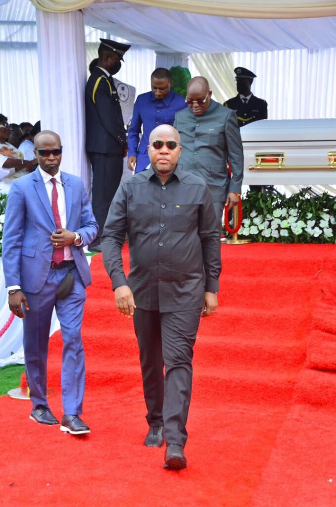 img-20260406-wa030214731861997656034381-679x1024 Haut-Uele : Jean Bakomito rend un vibrant hommage à Sa Majesté Jean Karume et salue la mobilisation nationale pour ses obsèques