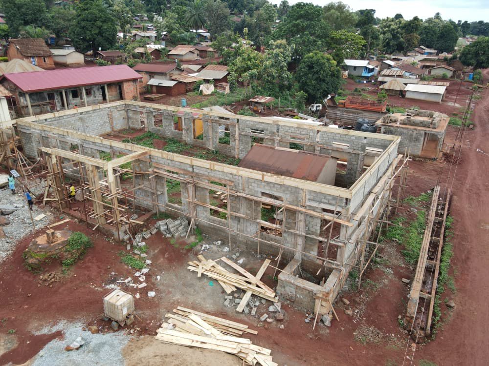 10020256943997796178704972798 Haut-Uele : l’avancement remarquable des travaux de la salle polyvalente moderne à Watsa, le chef du secteur Mangbutu, Augustin Amuta Maramudhi gagne l’estime et les applaudissements de la communauté