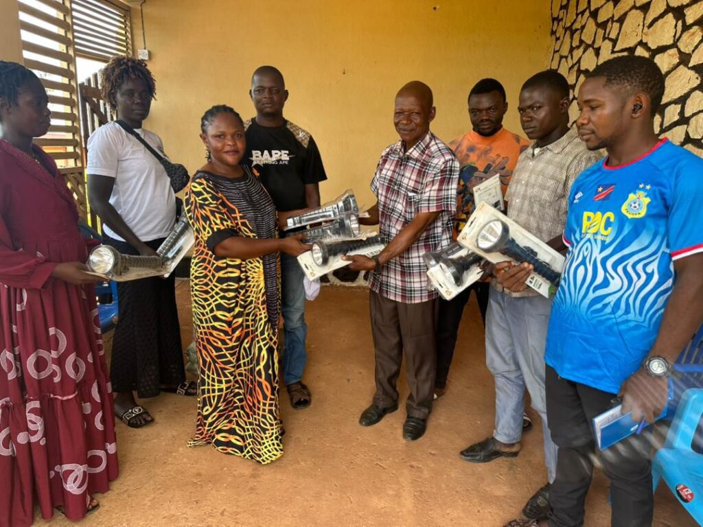 img-20260505-wa011117164153922384826060-1024x768 Haut-Uele : l’ASBL Bana Suka na Rail appuie les services de sécurité avec des kits d’éclairage à Mungbere et appelle la jeunesse à la vigilance pour barrer la route aux ennemis