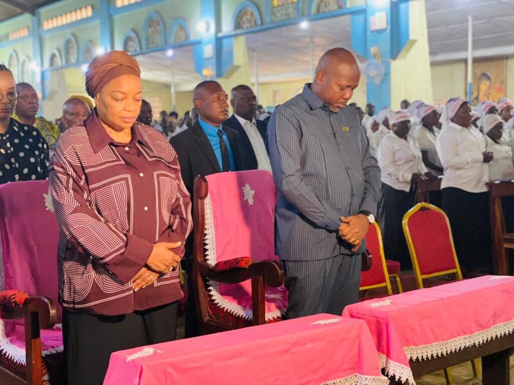 img-20260614-wa024223935056569376080460-1024x768 Haut-Uele : le Gouverneur Jean Bakomito et la MinÉtat Ève Bazaiba communient à la Paroisse Saint-Rosaire d'Isiro pour le Chef de l'État et la paix