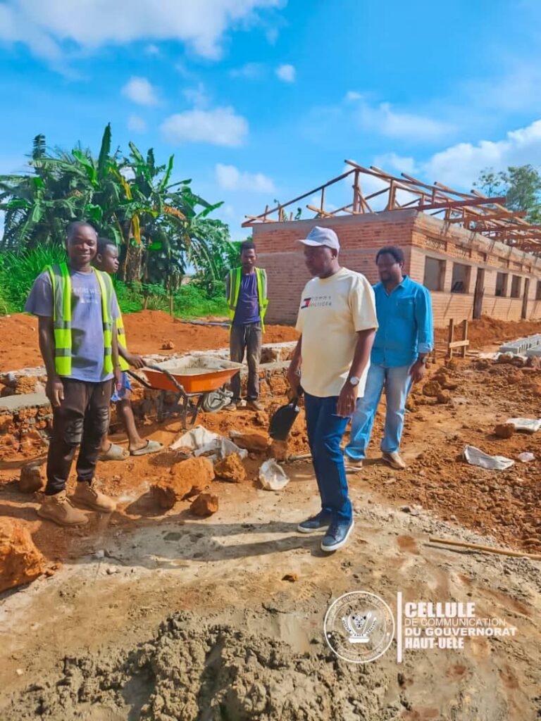 img-20260805-wa00911825749467158993373-768x1024 Haut-Uélé : le Gouverneur Jean Bakomito inspecte les travaux de construction de l'École Matari à Isiro