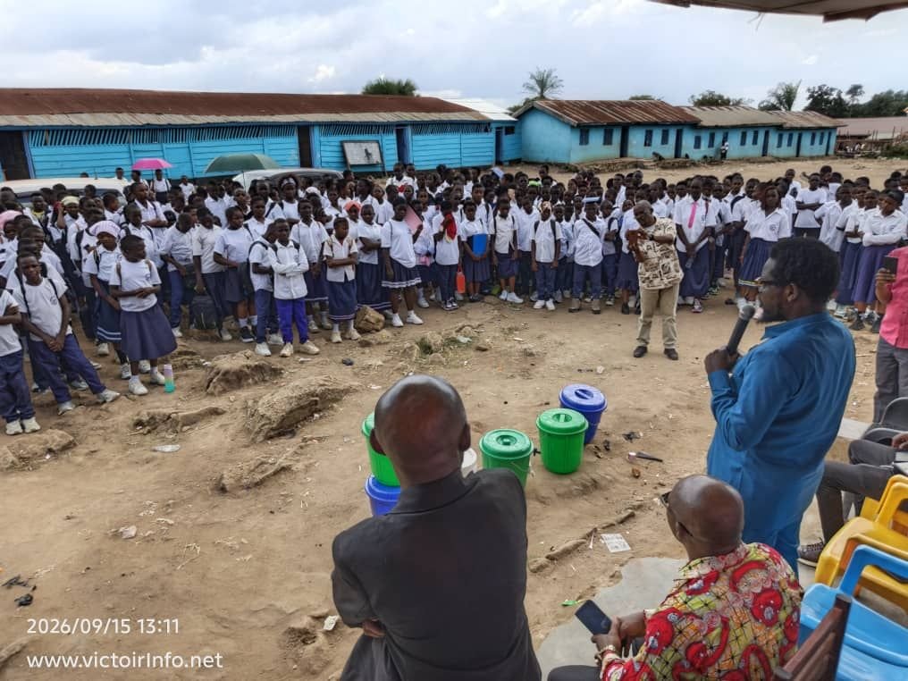 img-20260915-wa01761503059511810821891 Haut-Uele : riposte contre Ebola, le chef de secteur Gombari, Sa Majesté Jean-Paulin Kombomaro Banda Isabhu, lance la distribution des kits de prévention en milieu scolaire à Wanga