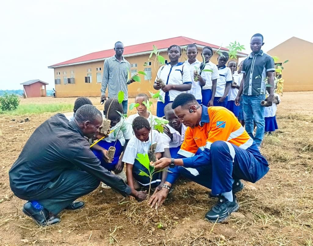 img-20260923-wa02776002494007972259418 Watsa | Environnement : Kibali Gold Mine initie les élèves de l’école primaire Kalimva à la plantation d’arbres